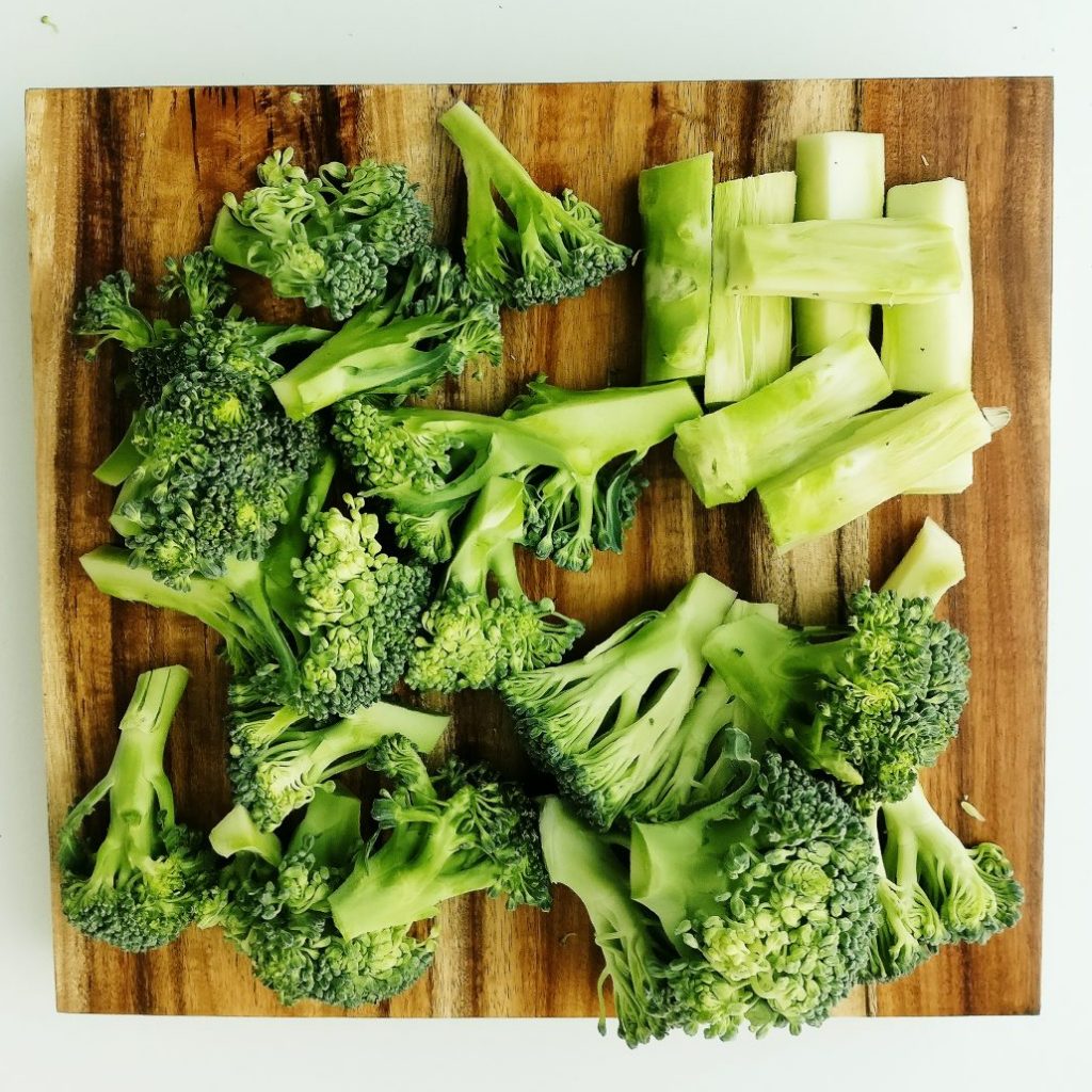 broccoli gesneden in gelijke stukken