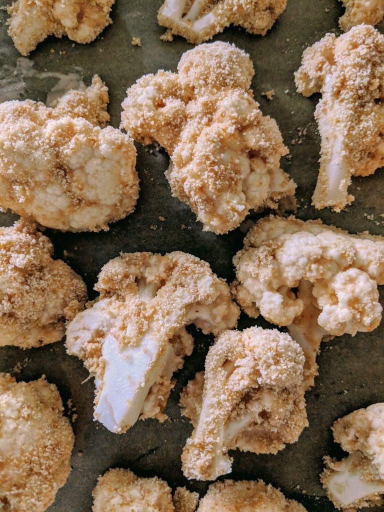 Bloemkool bedekt met beslag en paneermeel voor de lekkerste geroosterde bloemkool uit de oven