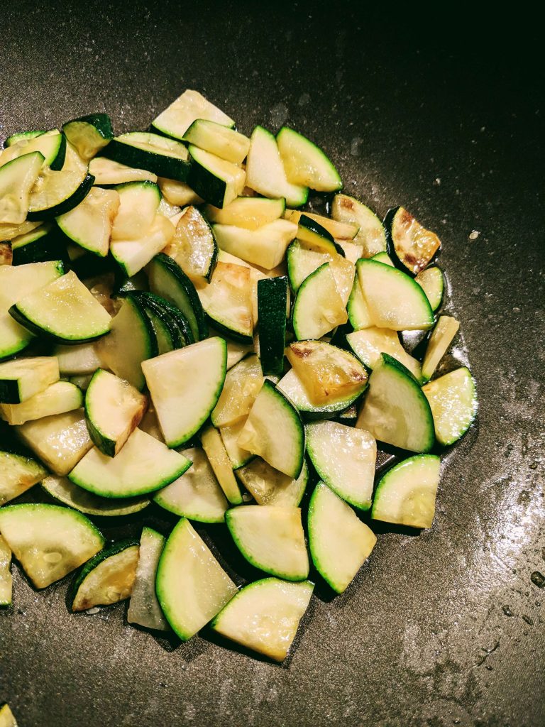 courgette grillend in de pan