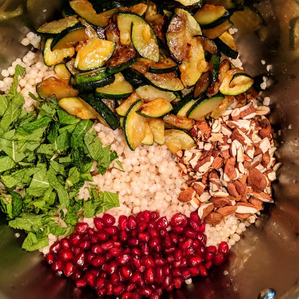 de parelcouscous salade voordat alles door elkaar gemixt is