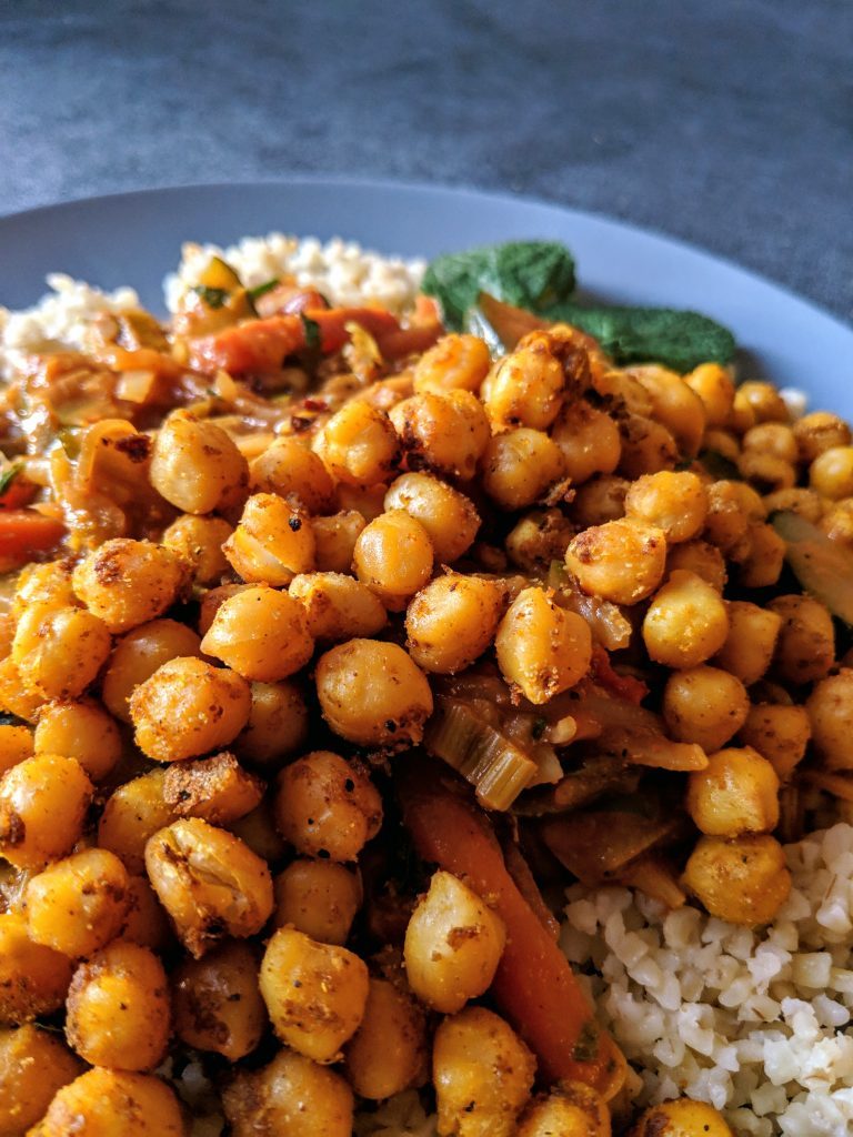 close up van de kikkererwten op de curry