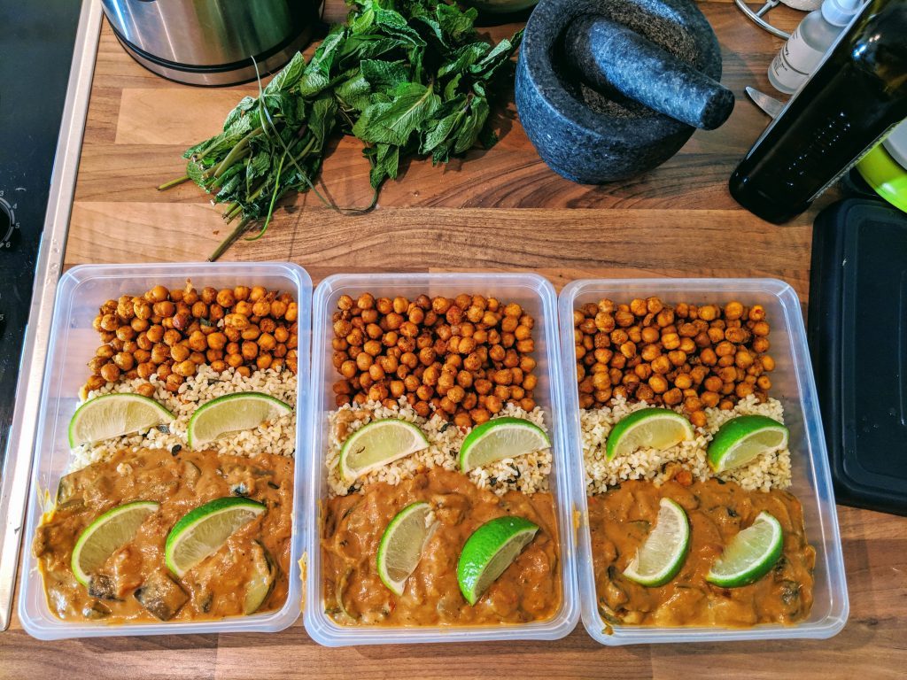 vegan curry in meal-prep bakjes