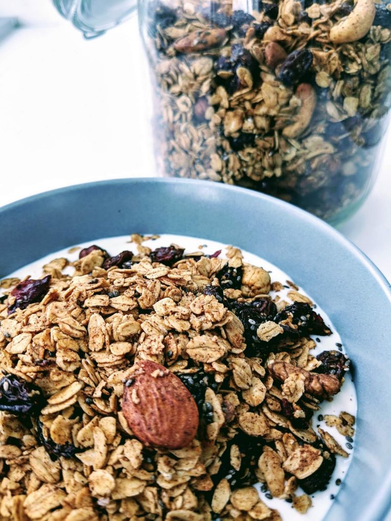 gezonde granola met chiazaad, noten, rozijen en cranberries